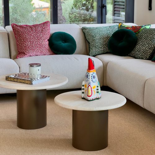 Mesas de diseño exclusivas en sala de estar con sofá modular en vivienda del Maresme