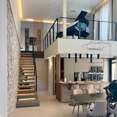 Salón principal con cocina de @Cesar Italia, mesa de @Tonin Casa, sillas de @Midj Italia.