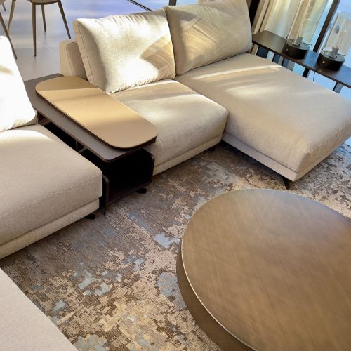 Sofá de @Joquer, alfombra de @Cattelan Italia y mesita auxiliar de @Cattelan Italia